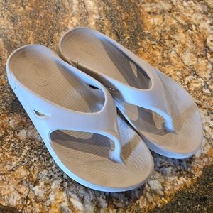 OOFOS Women's Beige Sandals